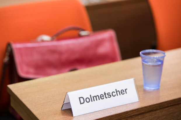 Staat nimmt mit einem Schlag 25.000 Dolmetschern die Beeidigung