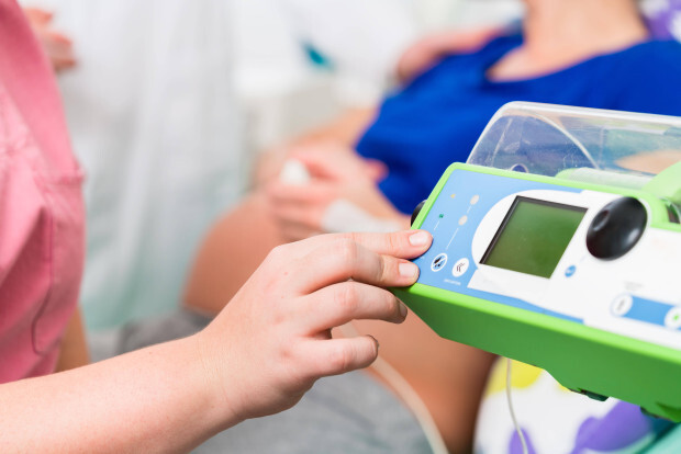 Karl Lauterbach gibt in Sachen Hebammen nach