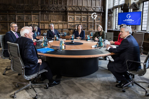 Kreuz und Bibel wandern in die Grüne Tonne