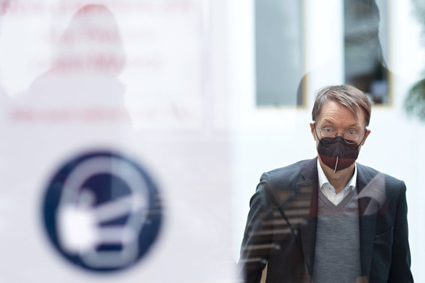 Mütter laufen Sturm gegen Lauterbachs Hebammen-Sparpläne in der Pflege