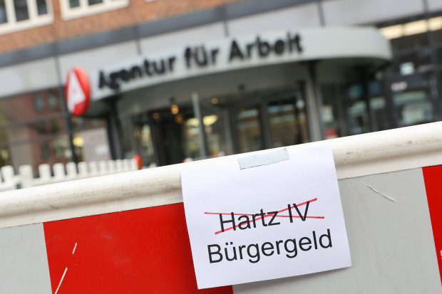 Wie die Einführung des Bürgergelds mit der Vertreibung des Bargelds zusammenhängt