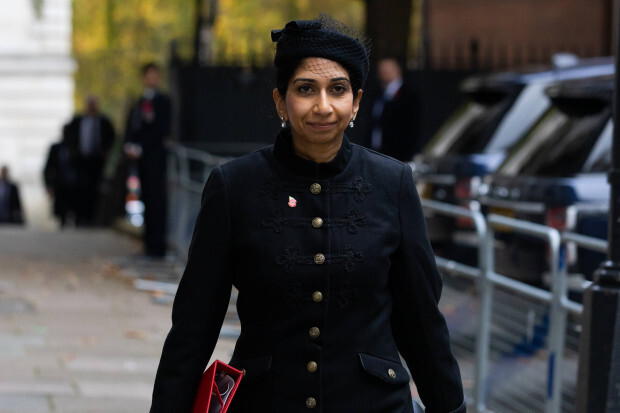 Suella Braverman will „Invasion an Südküste“ stoppen – erster Schritt: mehr Geld für französische Gendarmen