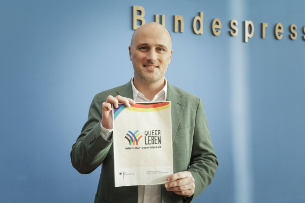Kabinettsbeschluss: Grundgesetz soll für Aktionsplan „Queer leben“ geändert werden