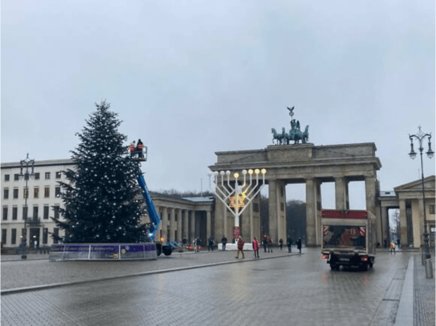 „Letzte Generation“ sabotiert den Weihnachtsbaum vorm Brandenburger Tor