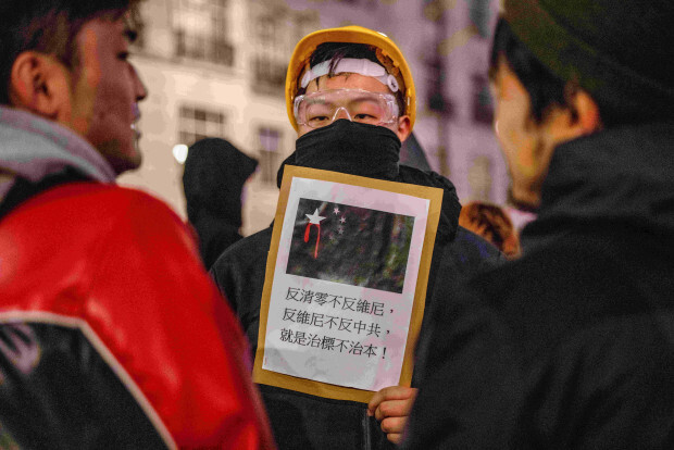 Sieh, die Guten demonstrieren so fern