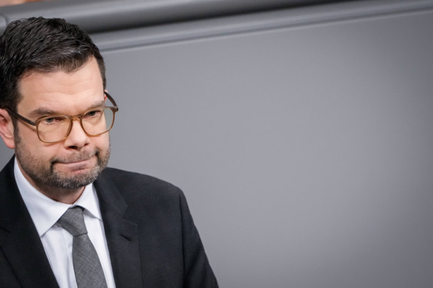 Bundestag beschließt Buschmanns Schnüffelgesetz