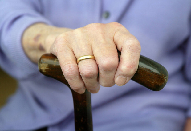 Kasse spart immer mehr Geld durch Abzüge von „Witwenrente“