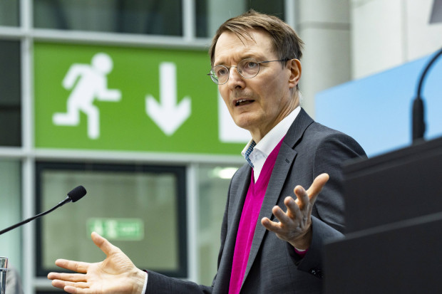 Lauterbach gibt „Experten“ die Schuld an Schulschließungen