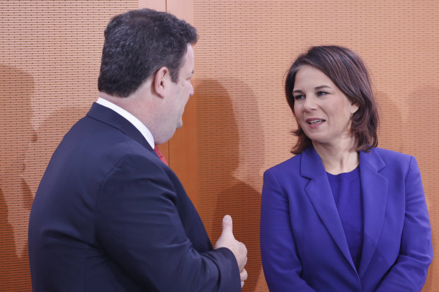 Baerbock will mit erleichterter Visavergabe Zuwanderung noch weiter beschleunigen