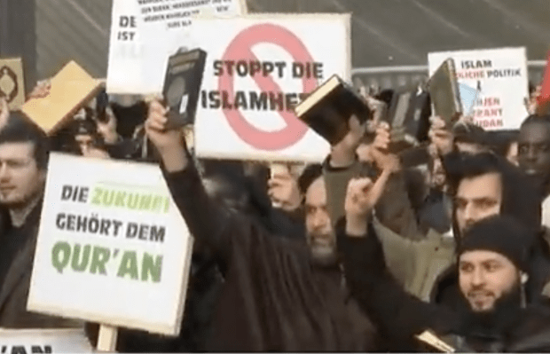 In Hamburg demonstrieren Tausende radikale Muslime gegen eine Koranverbrennung