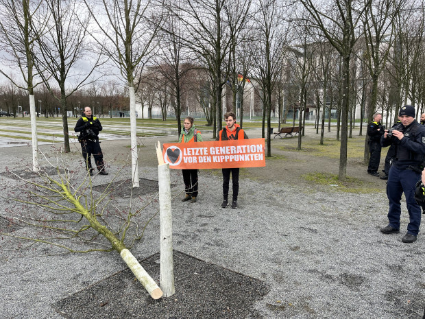 Polizei schaut zu, während die „Letzte Generation“ vor dem Kanzleramt einen Baum fällt