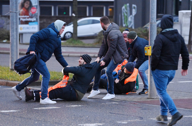 Autofahrer zerren Klimakleber von der Fahrbahn