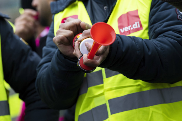 Lohnforderungen wieder zweistellig, Commerzbank rutscht für Linde in den DAX