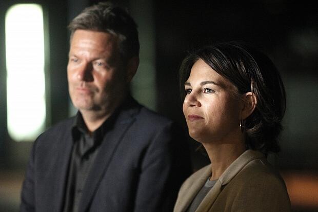 Zweidrittelmehrheit gegen Verbrenner-Aus – Grüne sinken in Wählergunst