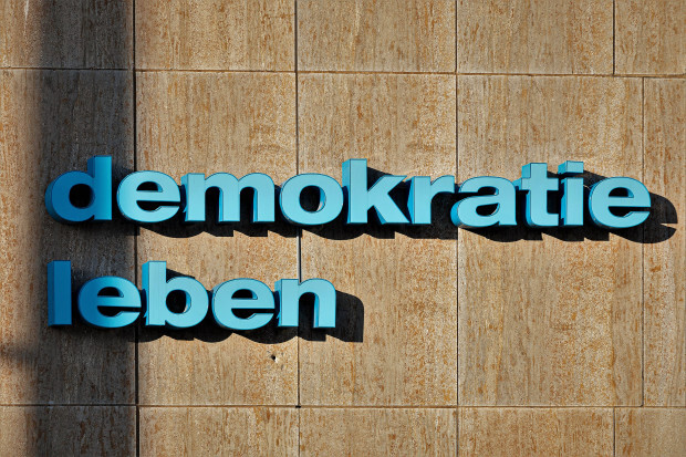 Die Bundesregierung bezahlt für Kritik an ihren Kritikern