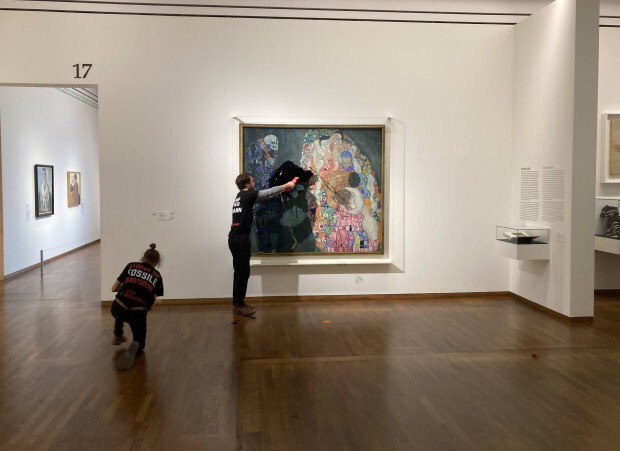 Wiener Museum hängt Bilder schief, um auf den Klimazug aufzuspringen