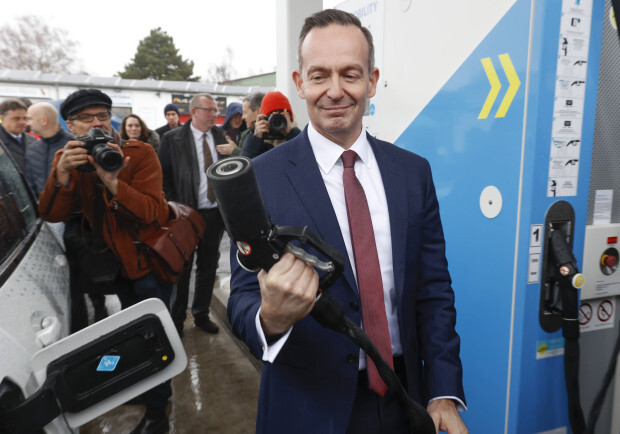 EU: Der Verbrenner darf bleiben – wenn er mit E-Fuels fährt