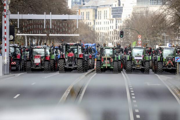 Tausende Landwirte auf ihren Traktoren protestieren in Brüssel gegen geplantes Bauernsterben