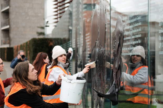Klima-Extremisten der Letzten Generation beschmieren Grundrecht-Denkmal in Berlin mit Öl