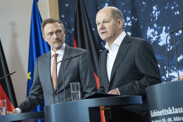 Lindner spart, Scholz protzt