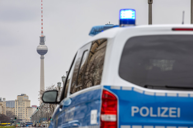 Die Berliner Polizei hat nicht mehr alle Tassen im Schrank