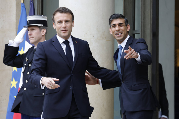 Britischer Premier Sunak will Frankreich bezahlen, um Migranten zurückzunehmen