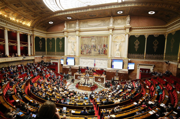 Frankreich: Erneut Unruhen nach Misstrauensvotum – Regierung angeschlagen