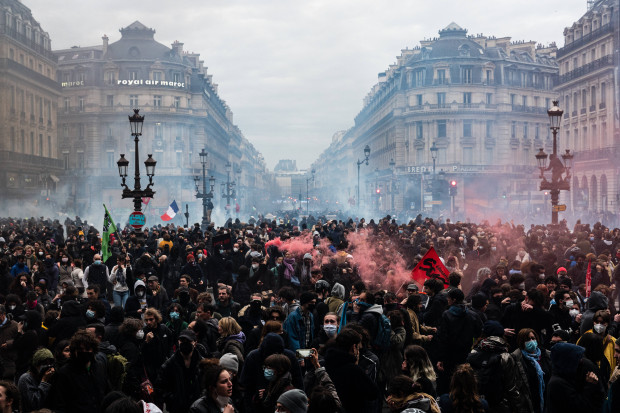 Frankreichs Regierung eingeklemmt zwischen dem Ruf nach Ordnung und anhaltendem Protest