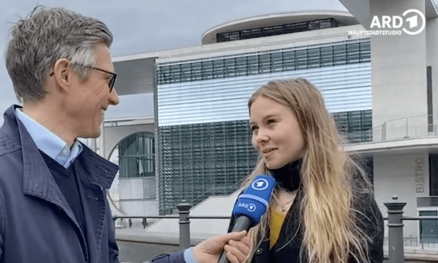 ARD bietet 100 Meter gebührenfinanzierte Gratiswerbung für Klimakleber