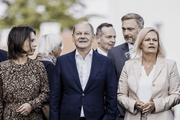 Ampel deutet Fachkräfte neu: Weniger Hürden, schnellere Einbürgerung