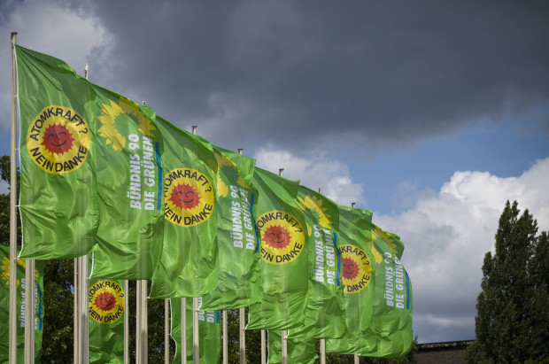 Strom wird billiger, versprechen die Grünen und feiern den Atom-Ausstieg