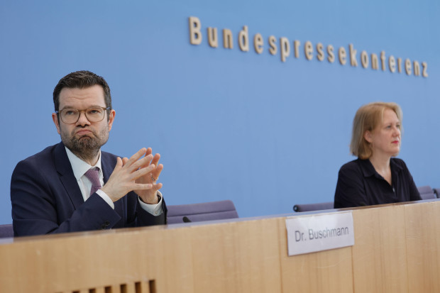 Auch Trans-Frauen müssen im Verteidigungsfall in den Krieg