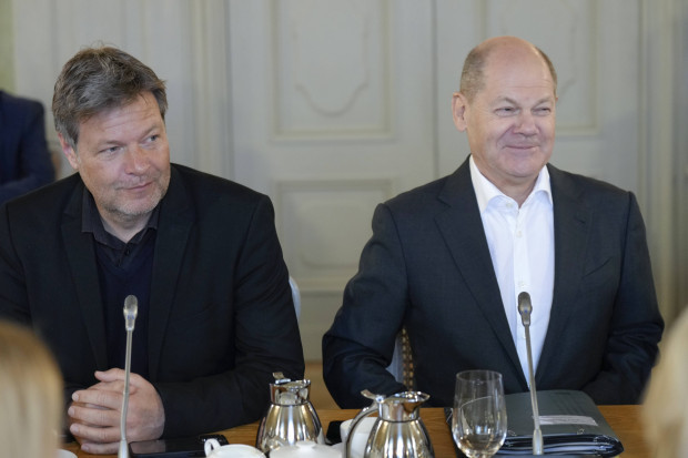 Kanzler Olaf Scholz verteidigt Robert Habecks umstrittenes LNG-Projekt