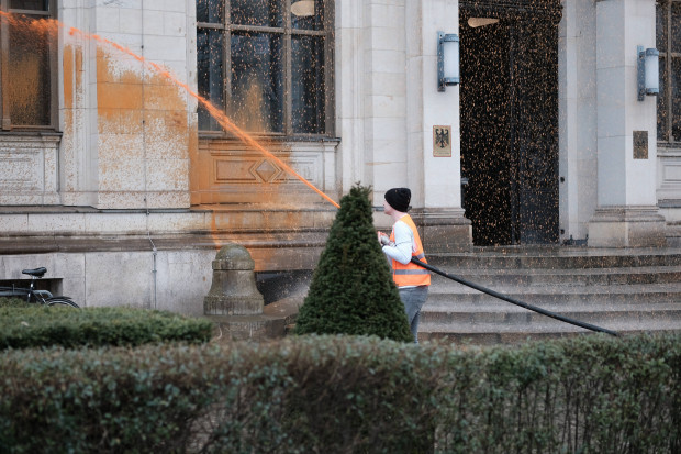Der Verkehrsminister sucht das Gespräch – und die „Letzte Generation“ randaliert