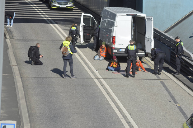 Letzte Generation nagelt Urlaub ans Kreuz