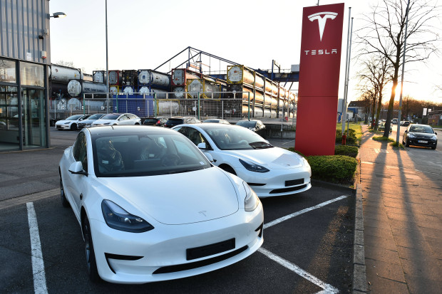 Tesla bleibt auf Highway liegen: „Hat mich fast umgebracht“