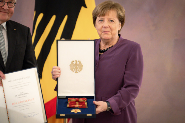 Merkels Auftritt beim Großkreuz und Kuchen abholen