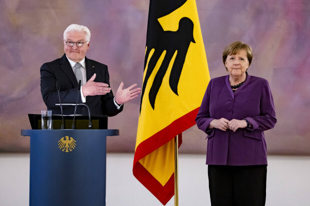 Steinmeier vergeigt sogar die Lobrede bei der fragwürdigen Merkel-Ehrung