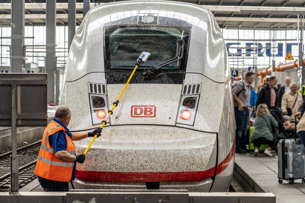 Deutsche Bahn belohnt ihre Mitarbeiter trotz historischer Unpünktlichkeit