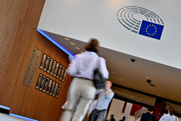 Das EU-Parlament will mit einer abstrusen Steuer die Welt zur Lohngerechtigkeit führen