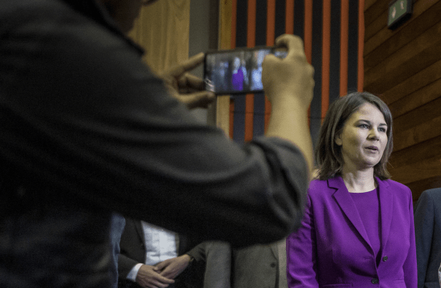 Annalena Baerbock rief in Südafrika zur Revolution in Deutschland auf