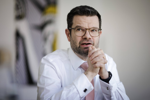 Privathaus von Minister Buschmann markiert und entglast: Trans-Aktivismus