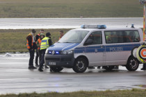 Polizei schaut zu, wenn Klimaextremisten der „Letzten Generation“ Flugverkehr gefährden