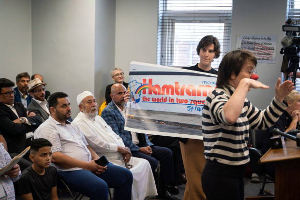 Aus dem Schatten falscher Toleranz tritt hervor