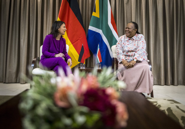 Wie Annalena Baerbock nun die Südafrikaner belehrt