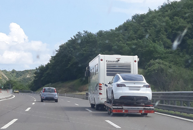 Sinnbild für deutsche Weltenretter – Mit dem E-Auto in den Urlaub