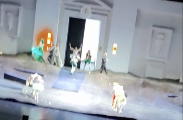 Klimaextremisten stürmen Jedermann-Premiere im Festspielhaus in Salzburg