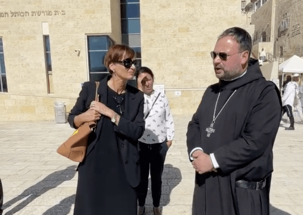 Benediktinerabt in Jerusalem aufgefordert Kreuz zu verstecken