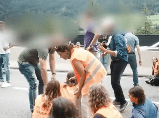 Genervte Autofahrer zerren „Letzte Generation“-Extreme vom Brenner