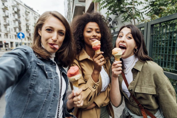 Eis essen in der Öffentlichkeit- „obszön“ oder fortschrittlich?